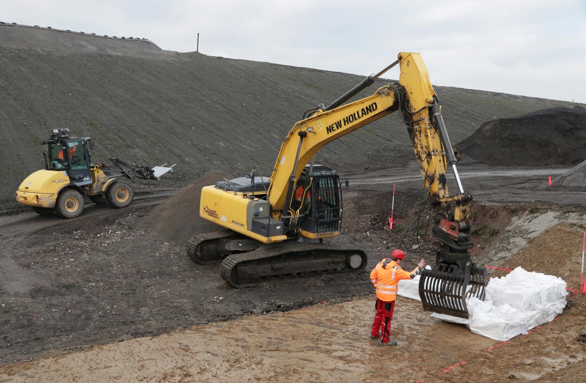 Anlieferung von KWO-Rückbaumaterial auf Deponie Sansenhecken im Laufe der KW 49